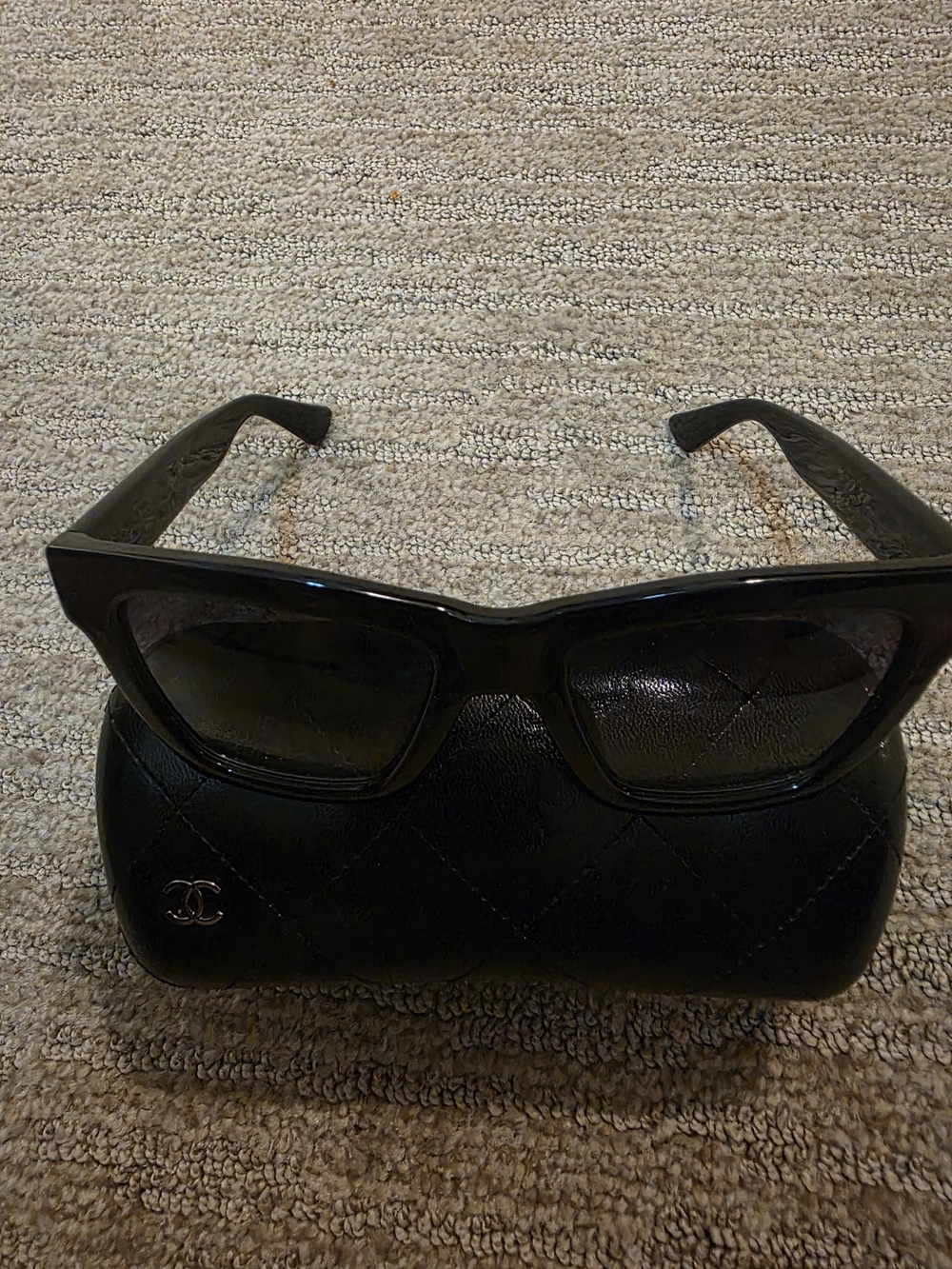 GUCCI Black Rectangular Sunglasses with Quilted Case